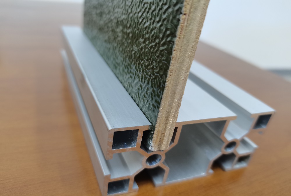 鋁合金航空箱選用防火皮多層實木板還是膠合板更好呢